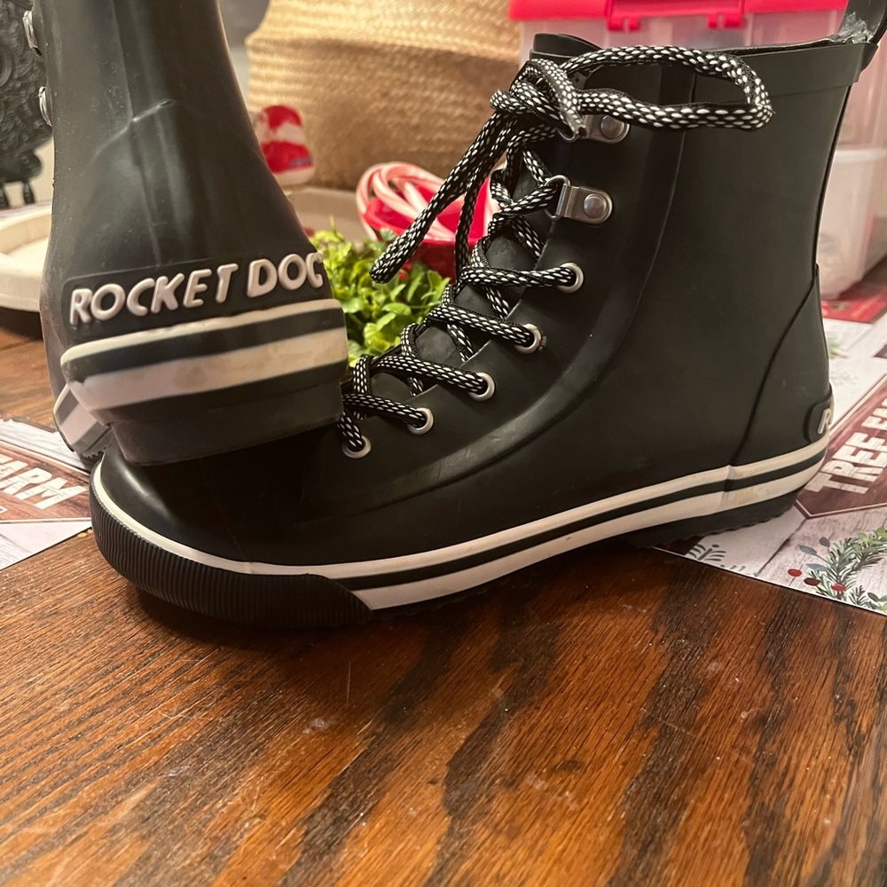Cute Rocket Dog Rain Shoes! Closet clean out! See pics. 8.5. Laces new.